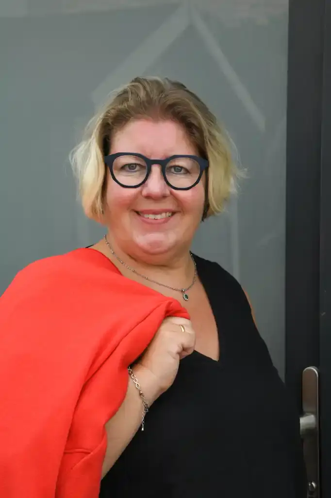 Annett Kreß, Nahaufnahme Portrait mit Brille und rotem Jackett