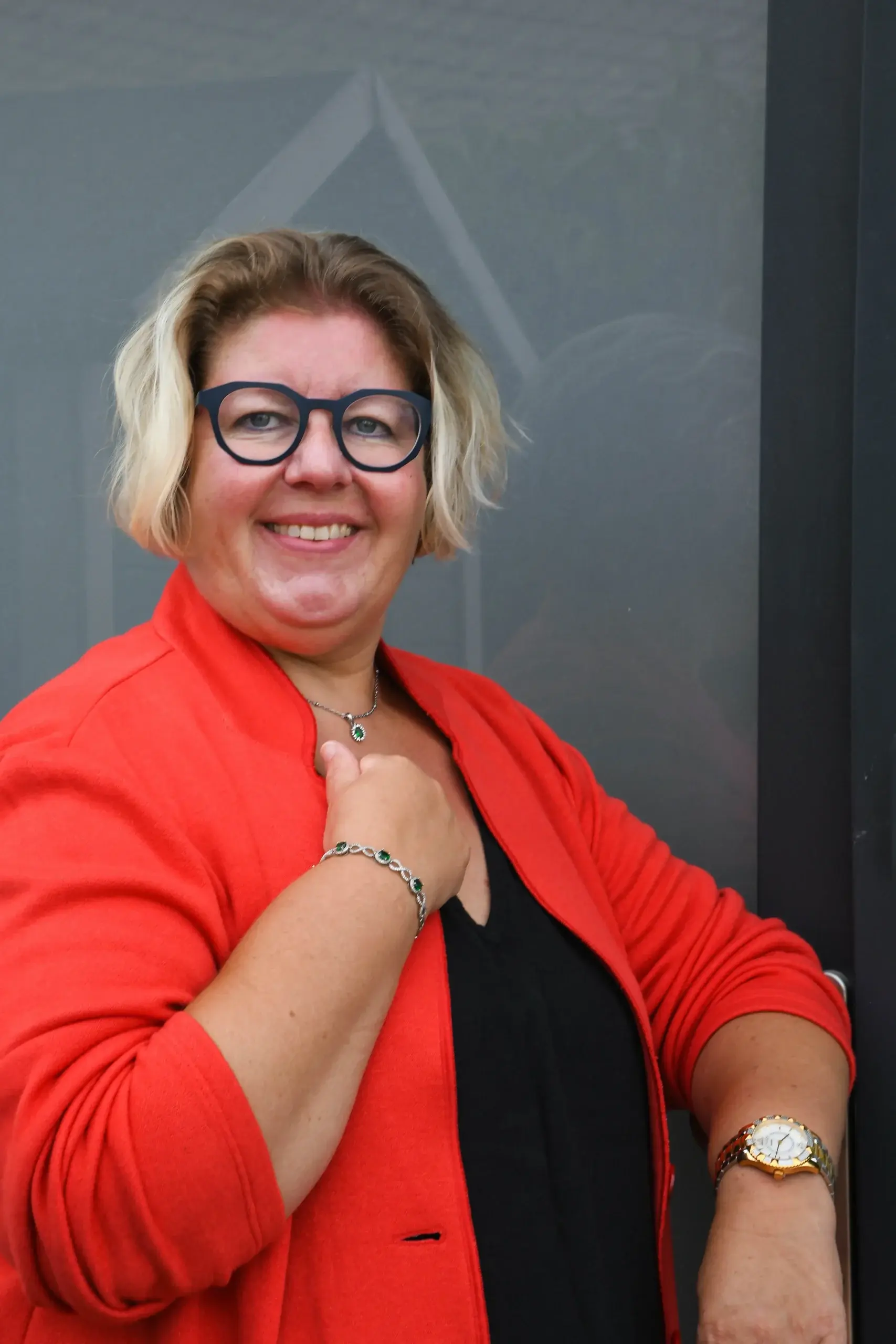 Annett Kreß von Ka Immobilien Trier, Portrait in rotem Blazer, lächelnd